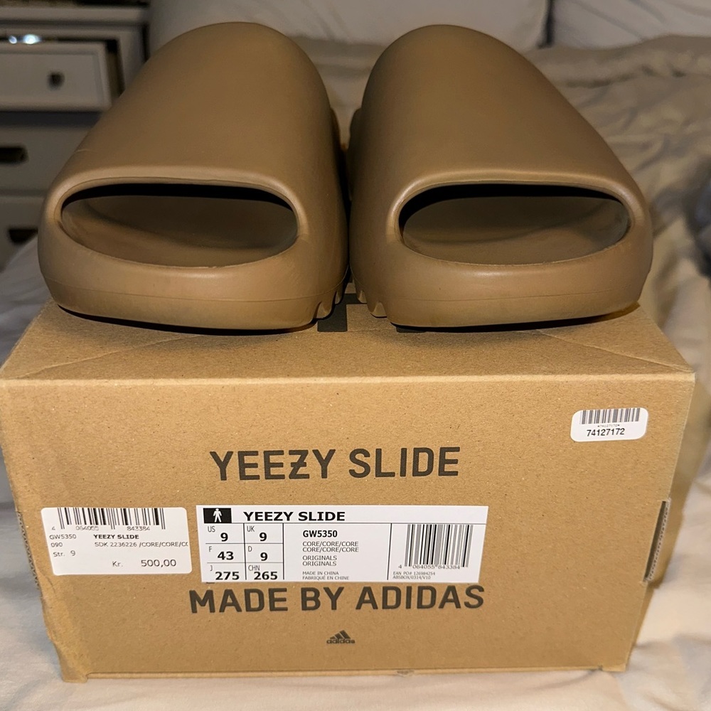 Yeezy slide “core” size 9